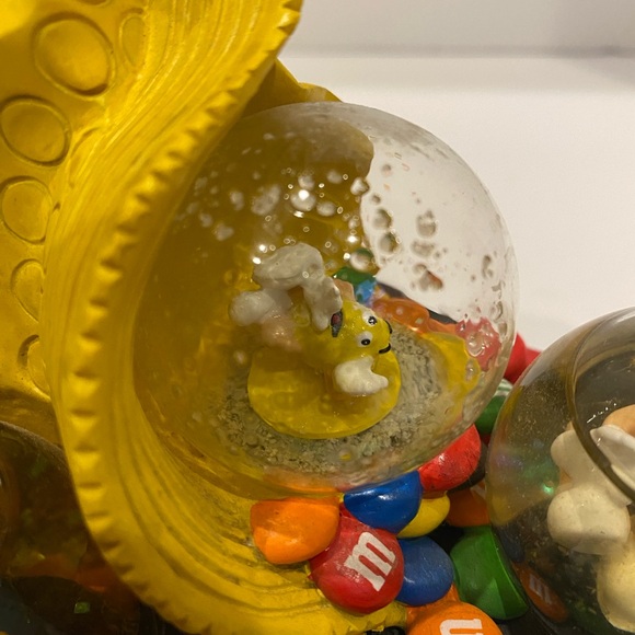M&M's World Las Vegas NV Giant Yellow Candy Bag Spilled M&M's Water Globes 2006 - Picture 7 of 8